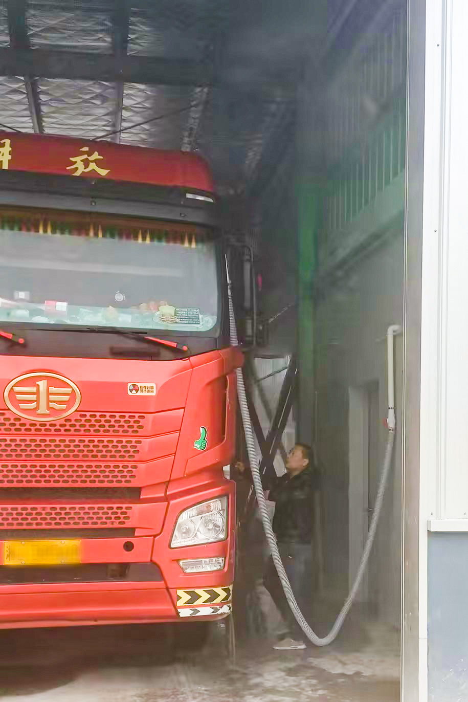 02-货车驶入全自动龙门喷洗现场.jpg